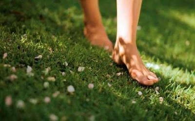 como se llama caminar descalzo en la hierba